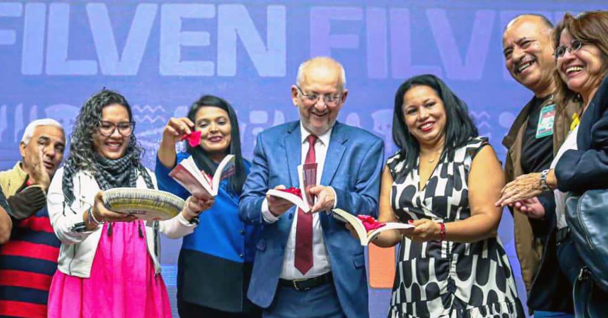 Obras que hilvanan el pensamiento de Chávez presentó el director del IAEDPG Pedro Sassone en la Filven
